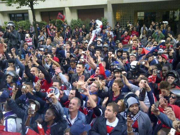 Una foto twittata dal Psg: i tifosi parigini visti dal pullman che porta in trionfo la squadra